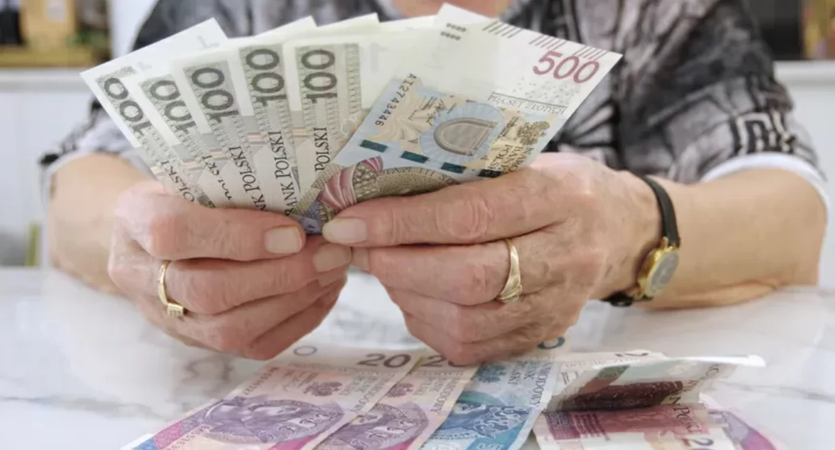 Czujność pracowników banku i szybka reakcja policjantów uchroniły seniorkę przed utratą oszczędności życia