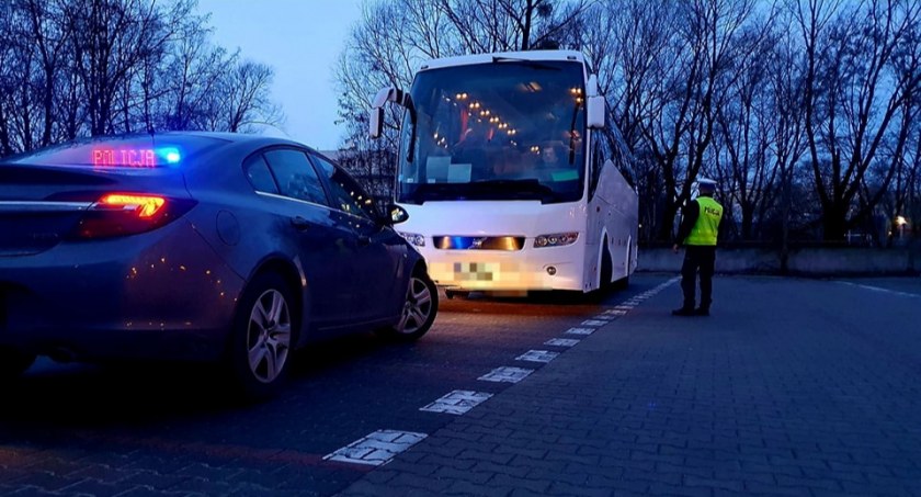 kontrola autokaru przez policję z Piaseczna