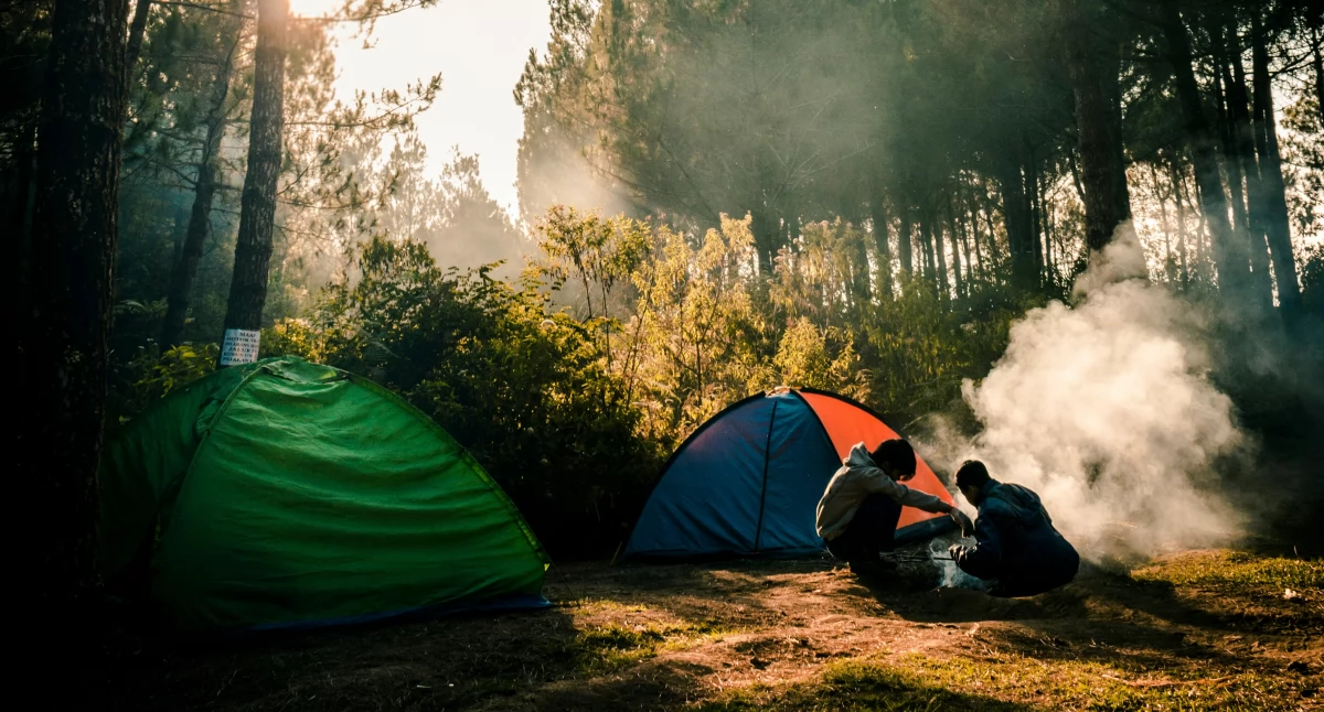 foto https://unsplash.com/photos/two-persons-sitting-near-two-camping-tents-in-the-woods-W6dRiZHDZAo