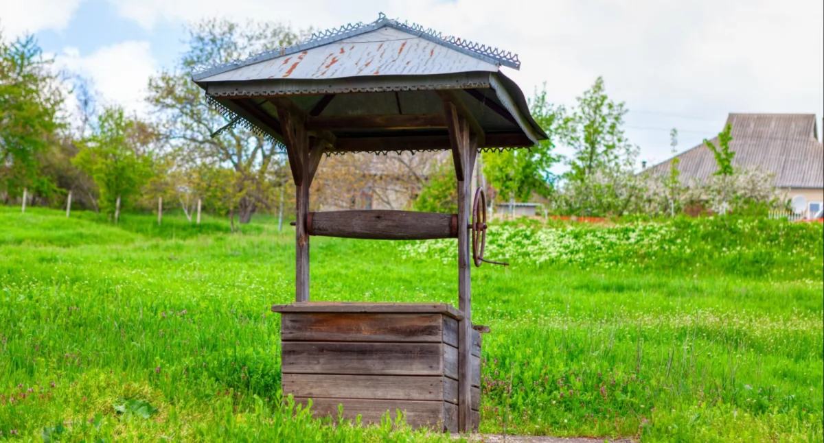 drewniana studnia