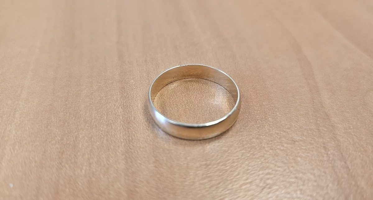 Złotą obrączkę zamieniła na metalowe kajdanki