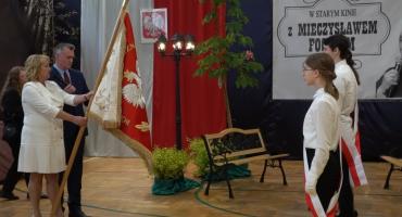 Nadanie imienia Szkole Podstawowej w Złotokłosie.