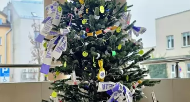 Odblaskowa choinka przed siedzibą komendy policji w Piasecznie