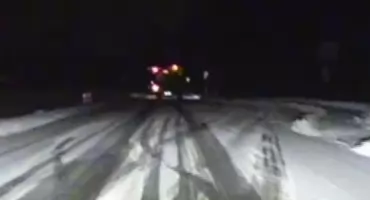 Nieodpowiedzialny kierowca autobusu wprowadzał pojazd w poślizg